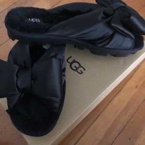 never worn ugg slippers with a bow